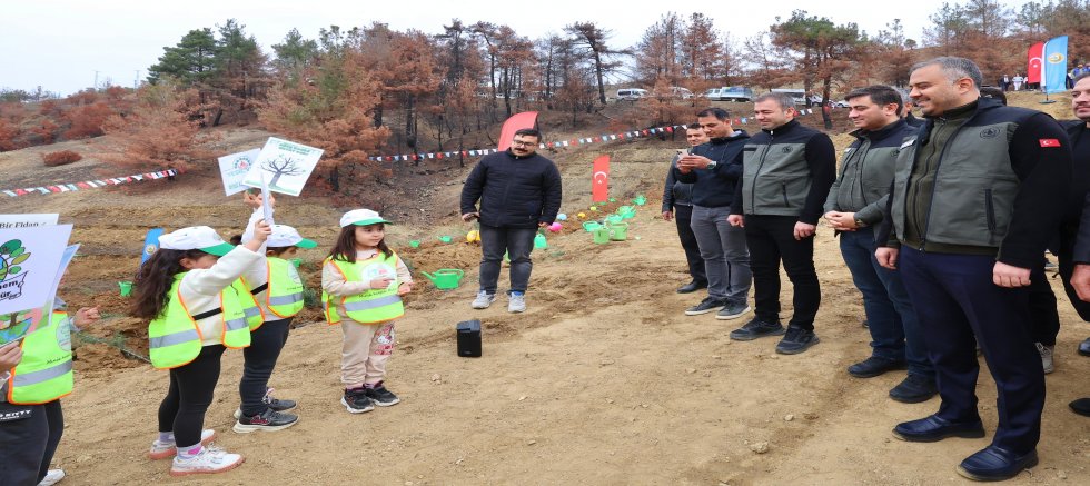 ONİKİŞUBAT BELEDİYESİ, MİLLİ AĞAÇLANDIRMA GÜNÜ’NDE YANGINDAN ETKİLENEN ALANLARI YENİDEN YEŞERTTİ