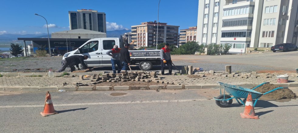 ONİKİŞUBAT BELEDİYESİ’NDEN 9 FARKLI MAHALLEDE EŞ ZAMANLI KALDIRIM VE YOL ÇALIŞMASI