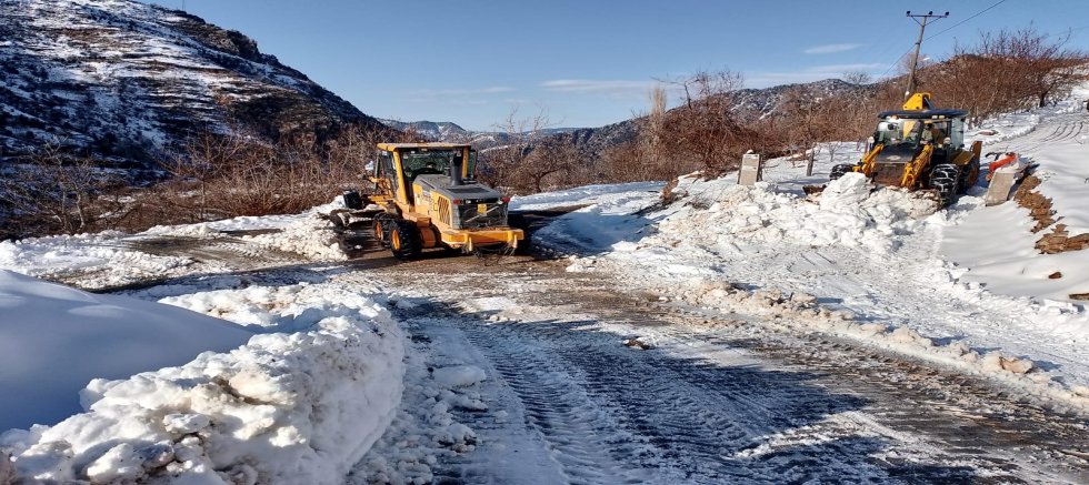 ONİKİŞUBAT BELEDİYESİ’NDEN KIRSALDA KESİNTİSİZ ULAŞIM İÇİN 7/24 KARLA MÜCADELE