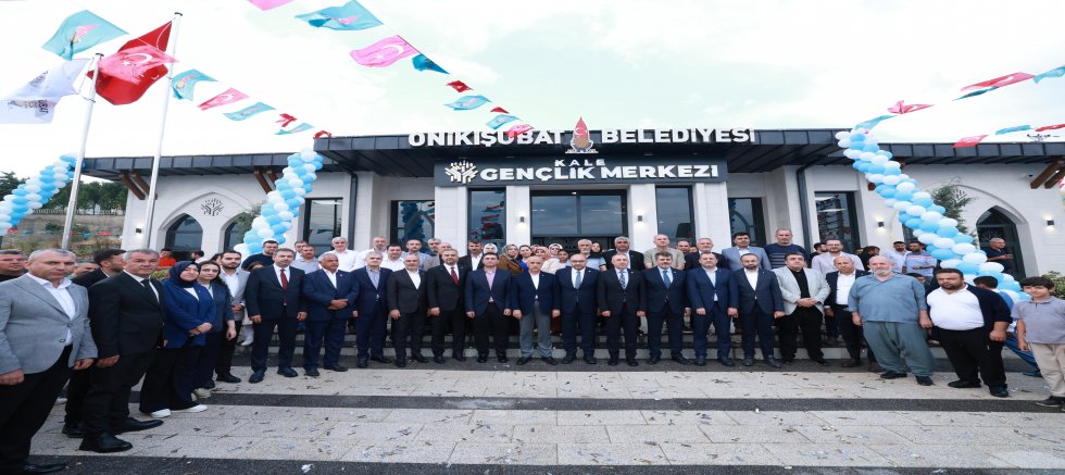 ONİKİŞUBAT BELEDİYESİ’NİN KALE GENÇLİK MERKEZİ YOĞUN KATILIMLA HİZMETE AÇILDI