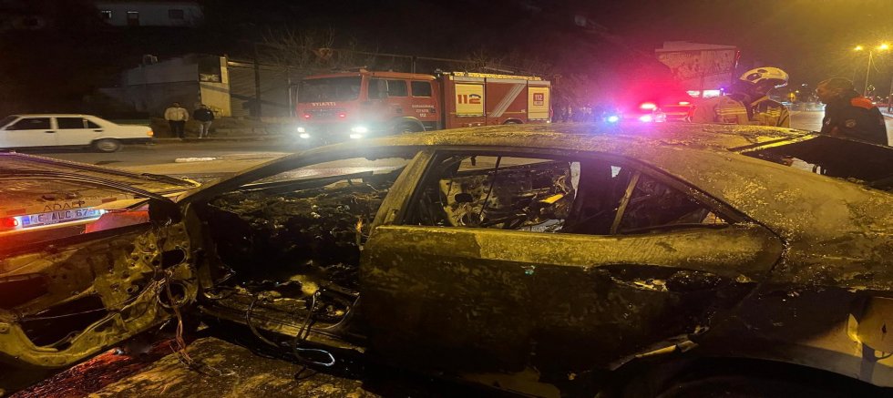 POLİSİN ‘DUR’ İHTARINDAN KAÇAN OTOMOBİL KAZA SONRASI ALEV TOPUNA DÖNDÜ