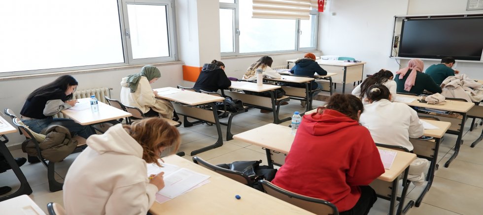 PUSULA MARAŞ’IN KPSS DENEME SINAVLARI GENÇLERDEN YOĞUN İLGİ GÖRÜYOR