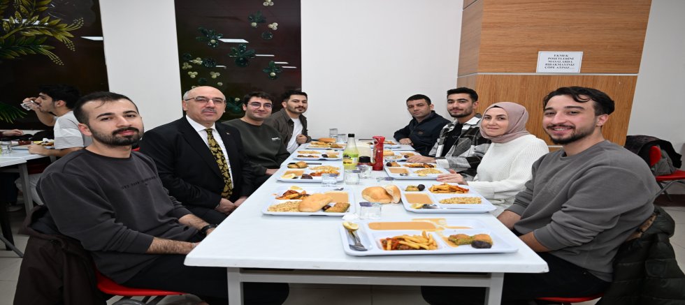 REKTÖR AK, ÖĞRENCİLERLE İFTARDA BULUŞTU