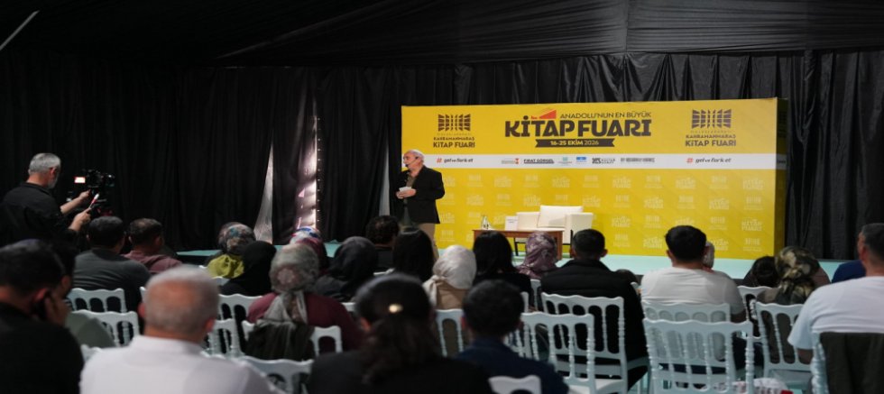 ŞAİR NURULLAH GENÇ, KİTAP FUARI’NDA ŞİİR VE EDEBİYATI ANLATTI