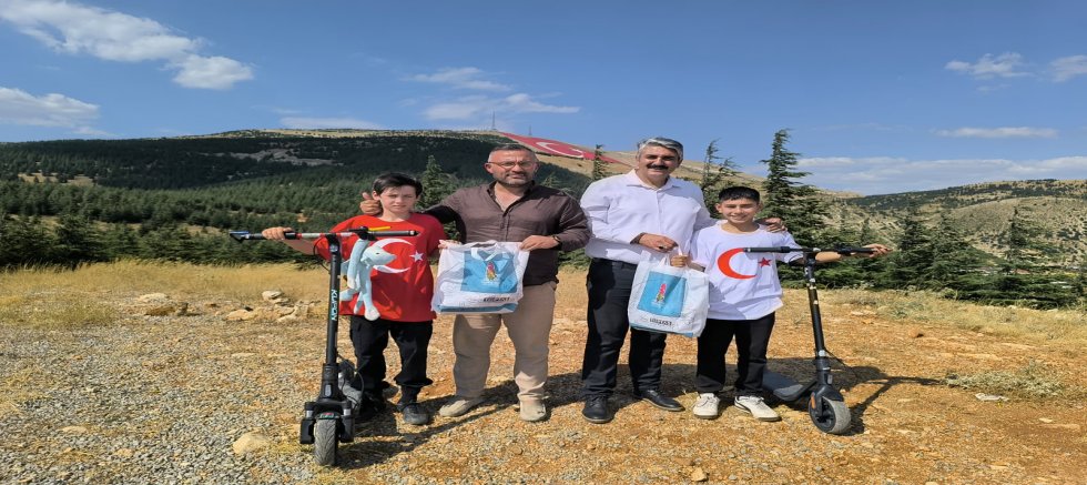 SCOOTERLARINI BAYRAK SEVGİSİ İÇİN SÜRDÜLER, ZİRVEDE DÜNYANIN EN BÜYÜK AY YILDIZIYLA BULUŞTULAR