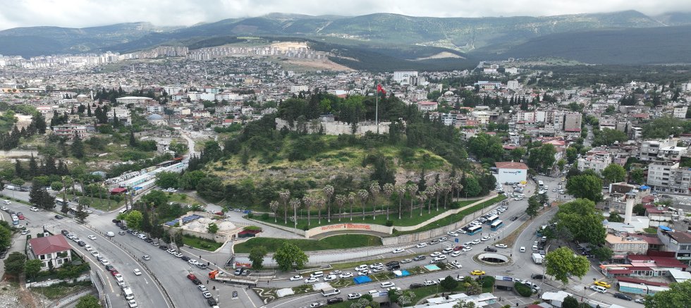 TARİHİ KALEDE DEPREMİN İZLERİ HIZLA SİLİNİYOR