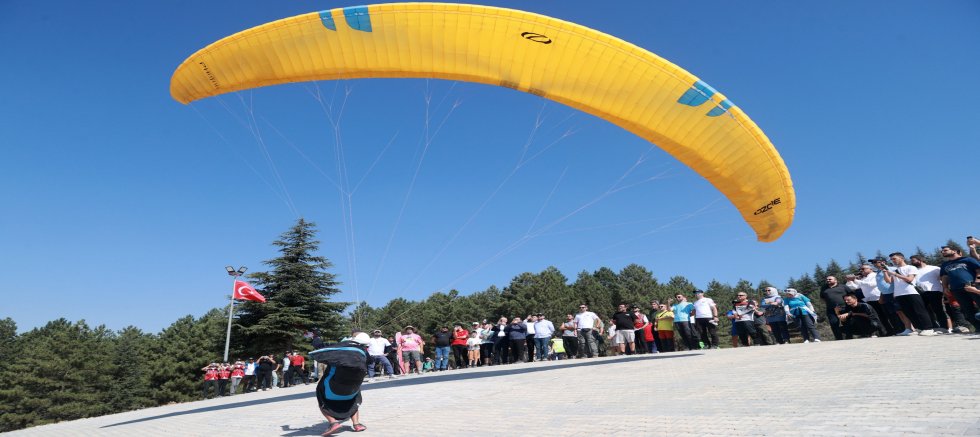 YALNIZ ARDIÇ’TA GÖKYÜZÜ RENKLENDİ, FESTİVALİNİN İLK GÜNÜ COŞKUYLA TAMAMLANDI