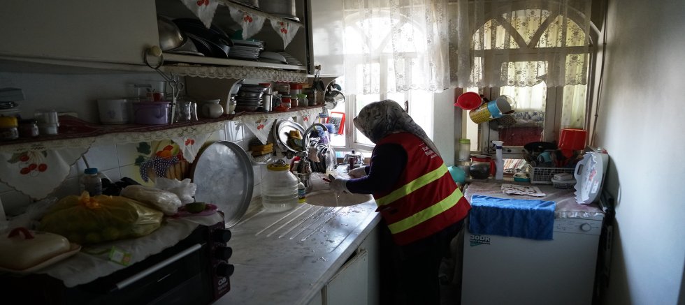 YALNIZ YAŞAYAN YAŞLILARIN YANINDA BÜYÜKŞEHİR VAR