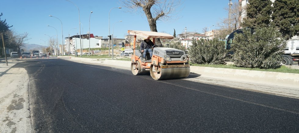 YOLLARDA ASFALT ÇALIŞMASI KESİNTİSİZ SÜRÜYOR