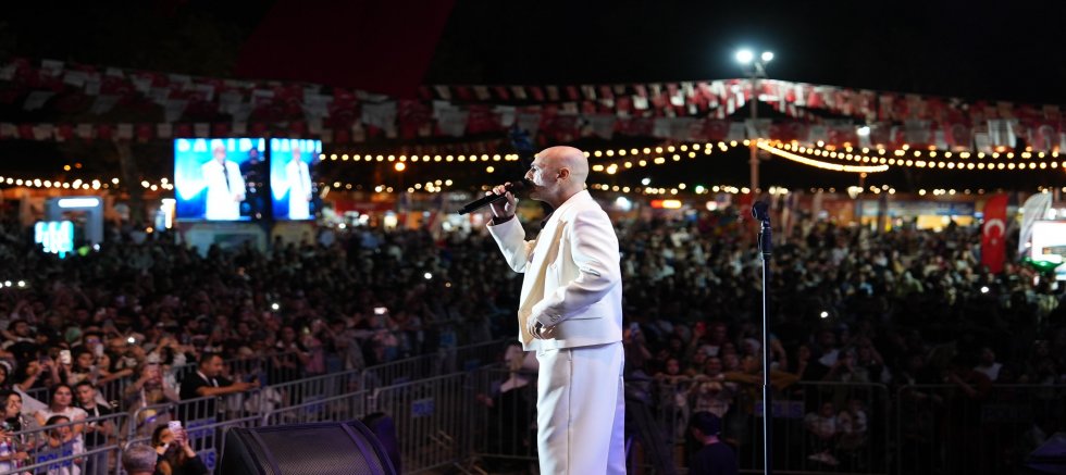 ZAFER BAYRAMI COŞKUSU SONER SARIKABADAYI KONSERİYLE TAÇLANDI