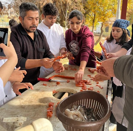 MADO TURİZM OTELCİLİK ÖĞRENCİLERİNE MERDAN BALIK EVİ'NDE UYGULAMALI EĞİTİM