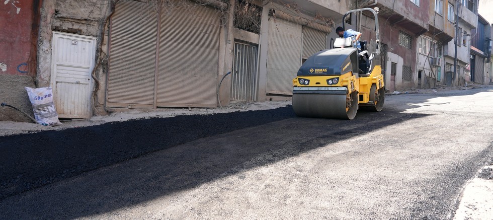 MAHALLE MAHALLE ONARIM: YOLLAR SICAK ASFALTLA YENİLENİYOR