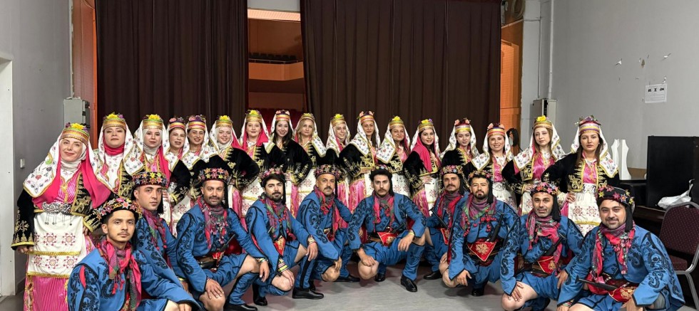 ÖĞRETMENLERDEN DESTANSI KÜLTÜR ŞÖLENİ… ZEYBEK GÖSTERİSİ AYAKTA ALKIŞLANDI