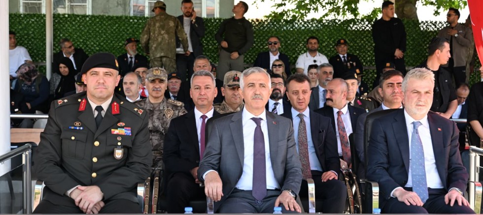 REKTÖR OKUMUŞ, TEMSİLİ ASKERLİK TÖRENİNE KATILDI