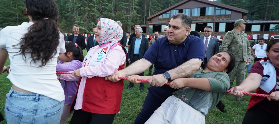ŞEHİT VE GAZİ ÇOCUKLARININ KARNE SEVİNCİ BAŞKONUŞ’TA YAŞANDI