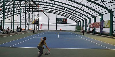 19 MAYIS TENİS TURNUVASI, 62 GENÇ SPORCUNUN KATILIMIYLA BAŞLADI