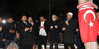 6 Şubat’ta meydana gelen ilk depremin saati olan 4.17’de binlerce vatandaş deprem şehitlerinin ebedi istiragatgahı olan Kapıçam Şehir Mezarlığı’nda toplandı. Depremde hayatını kaybeden vatandaşlar