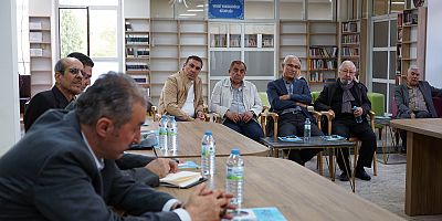 Kahramanmaraş Büyükşehir Belediyesinin 5. Uluslararası Şiir ve Edebiyat Günleri kapsamında NFK Kültür Merkezi’nde gerçekleştirilen programda yazar Serdar Yakar ve Prof. Dr. Mehmet Kemal Atik