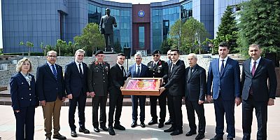 Çanakkale Savaşı’nda göstermiş oldukları kahramanlıklarla adını dünya tarihine yazdıran 57. Piyade Alayının canları pahasına koruduğu sancak