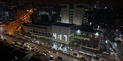 Kahramanmaraş Büyükşehir Belediyesi ana hizmet binasında oluşturulan ve deprem şehitlerinin isimlerinin yer aldığı “4:17 Anıtı”