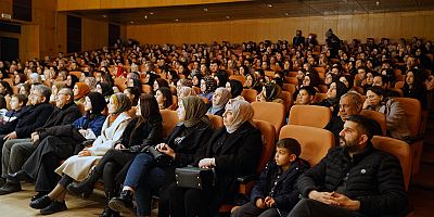 Kahramanmaraş Büyükşehir Belediyesinin NFK Kültür Merkezi’nde düzenlediği 7 Güzel Adam adlı tiyatro gösterisi
