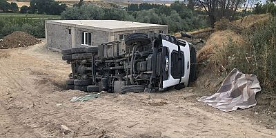 AFŞİN’DE HAFRİYAT KAMYONU DEVRİLDİ: 1 YARALI 