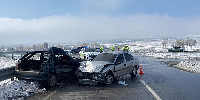 Kahramanmaraş’ın Afşin ilçesinde iki otomobilin çarpışması sonucu yaşanan trafik kazasında1 kişi öldü