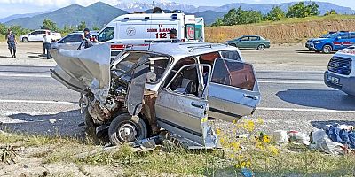 AFŞİN’DE İKİ OTOMOBİL ÇARPIŞTI: 1 ÖLÜ 7 YARALI