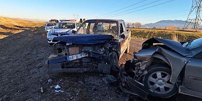 AFŞİN’DE OTOMOBİL İLE PİKAP KAFA KAFAYA ÇARPIŞTI: 2 YARALI