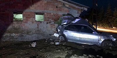 AFŞİN’DE OTOMOBİL ÖNCE ELEKTRİK DİREĞİNE SONRA AHIR DUVARINA ÇARPTI: 1 ÖLÜ 1 YARALI