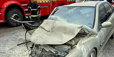 Kahramanmaraş’ın Afşin ilçesinde otomobilin yakıt tankerine çarpışması sonucu 2 kişi yaralandı.
