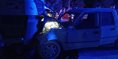 AFŞİN’DE PİKAP BETON MİKSERİYLE KAFA KAFAYA ÇARPIŞTI: 7 YARALI