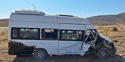 Kahramanmaraş’ın Afşin ilçesinde traktör ile servis aracının çarpışması sonucu trafik kazası meydana geldi.