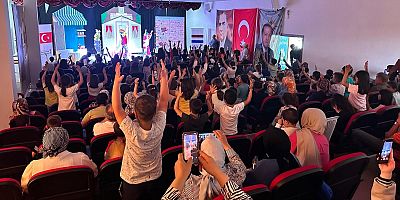 Kahramanmaraş Büyükşehir Belediyesi ve Hollanda Büyükelçiliği iş birliğiyle düzenlenen “Çözüm Bakanlığı” gösterisi Afşin ve Göksun’da çocuklarla buluştu. Gösteriyi çok beğendiğini belirten çocuklar