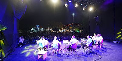 AĞUSTOS FUARINDA GRUP GARBİYELİ SÖYLEDİ, MÜZİKSEVERLER EŞLİK ETTİ