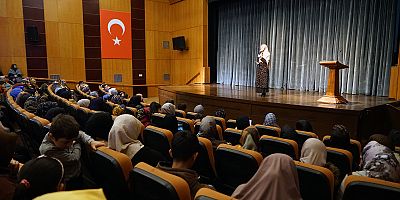 Kahramanmaraş Büyükşehir Belediyesinin düzenlediği “Kavgacı Çocuklar ve Aile Olabilmek” konulu söyleşide Kahramanmaraşlılarla bir araya gelen aile danışmanı ve yazar Saliha Erdim; aile içinde yaşanan