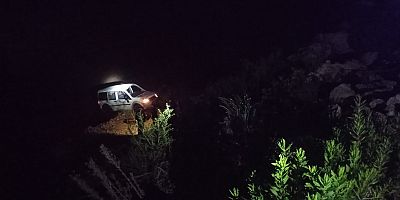 Kahramanmaraş’ın Andırın ilçesinde hafif ticari aracın uçuruma yuvarlanması sonucu 1 kişi öldü 1 kişi yaralandı.