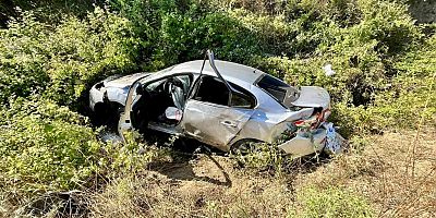 ANDIRIN’DA OTOMOBİL DERE YATAĞINA DÜŞTÜ: 4 YARALI