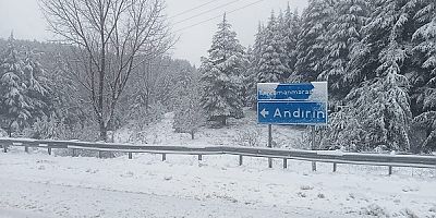 Kahramanmaraş’ın Andırın ilçesi şehir merkezinde şiddetli fırtına ve yağmur etkili olurken