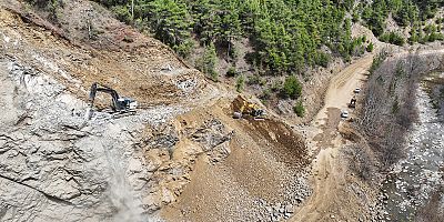 ANDIRIN’LA MERKEZİN ULAŞIMINI 20 KİLOMETRE KISALTACAK YOL İNŞAATI HIZLA İLERLİYOR