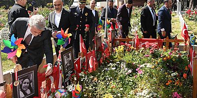 AZİZ ŞEHİTLER VE HAYATINI KAYBEDEN ÖĞRENCİLER KABRİ BAŞINDA DUALARLA ANILDI