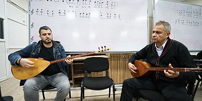Büyükşehir Belediyesinin Meslek Edindirme ve Sanat Eğitimi Kursları’nda kursiyerlere verilen eğitimlerden biri de bağlama oldu.