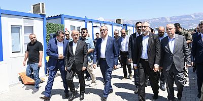 BAKAN IŞIKHAN VE BAŞKAN GÜNGÖR, DEPREMZEDELERLE BULUŞTU
