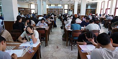 Kahramanmaraş Büyükşehir Belediyesinin üniversite adaylarına destek olmak için geçtiğimiz eğitim döneminde şehir genelinde düzenlediği ücretsiz deneme sınavlarına 8 bin farklı genç katıldı. Büyükşehir