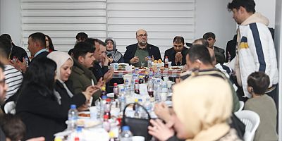 BAŞKAN AKPINAR, 8 MART’TA KADINLARA ÇİÇEK TAKDİM ETTİ, ENGELLİ VATANDAŞLARLA İFTAR SOFRASI’NDA BULUŞTU