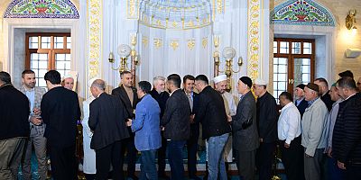 Abdülhamid Han Camii’nde kılınan bayram namazının ardından vatandaşlarla bir araya gelerek bayramlarını tebrik eden Başkan Görgel