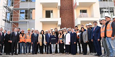 AK Parti Genel Başkan Yardımcısı Çiğdem Karaaslan ile şehir merkezinde yapımı devam eden konut ve geçici iş yerlerinde incelemelerde bulunan Başkan Fırat Görgel