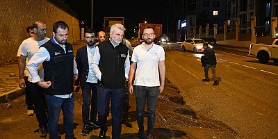 BAŞKAN GÖRGEL, TAŞKIN HASARINI GİDERMEYE ÇALIŞAN EKİPLERİN BAŞINDA