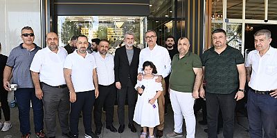 BAŞKAN GÜNGÖR, BİNEVLER UZUN ÇARŞI’DA VATANDAŞLARA AŞURE İKRAM ETTİ