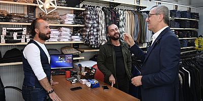 Trabzon Caddesi’nde kurulan geçici iş yerlerinde esnaflarla bir araya gelen Başkan Güngör